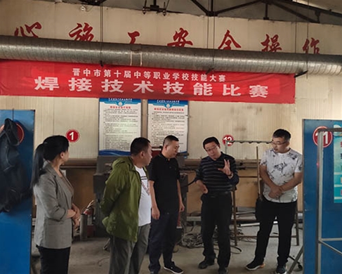 和靈石縣第一職業(yè)高中校領(lǐng)導(dǎo)在?？疾? /></div>
		<h2 id=