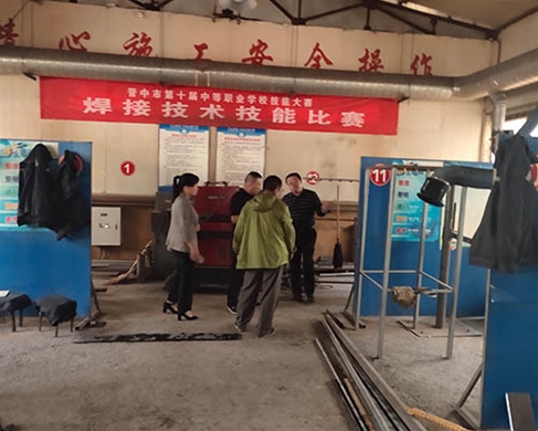和靈石縣第一職業高中校領導在?？疾? /></div>
		<h2 id=